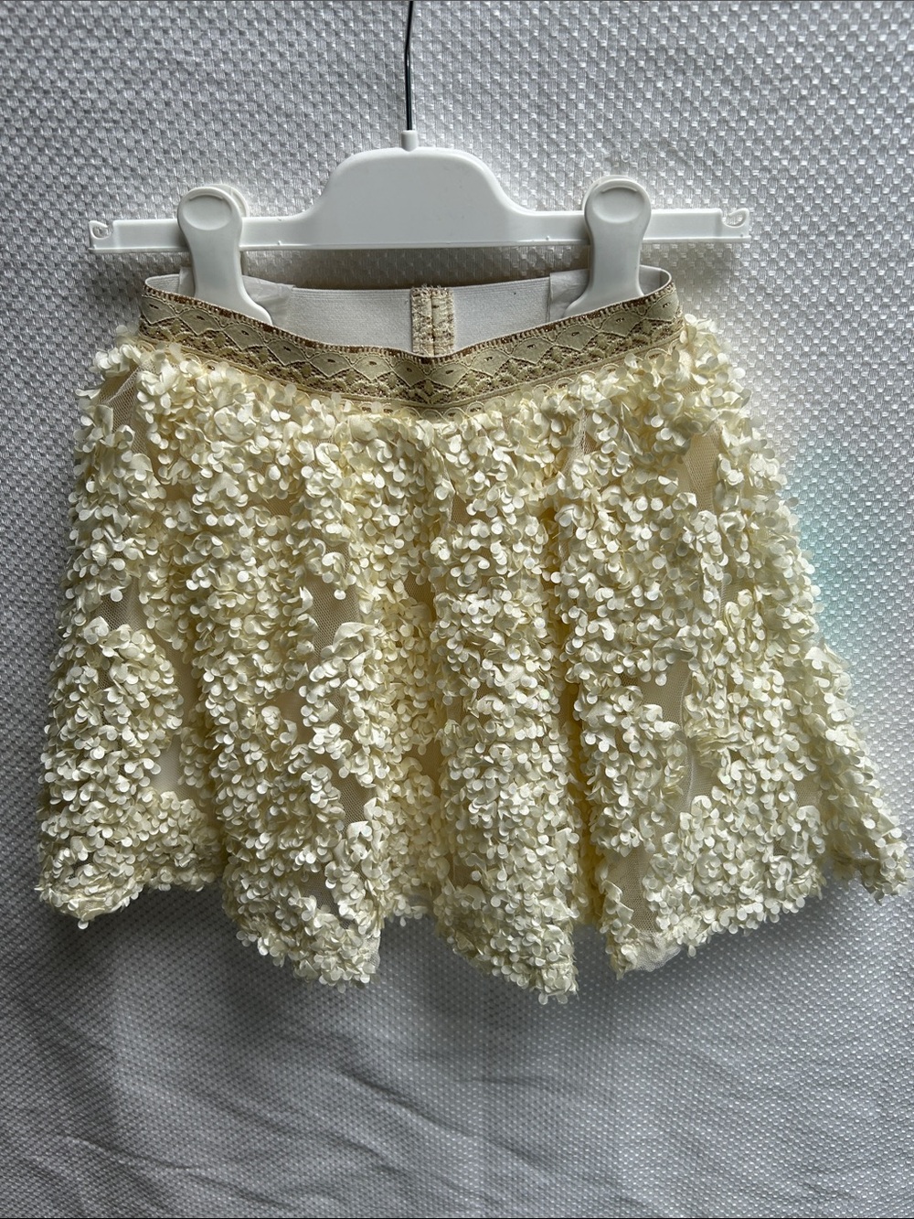 Truly Me by Sara Sara. Exquisite Cream Floral 3D Petal Skirt. Fully lined. NWT.